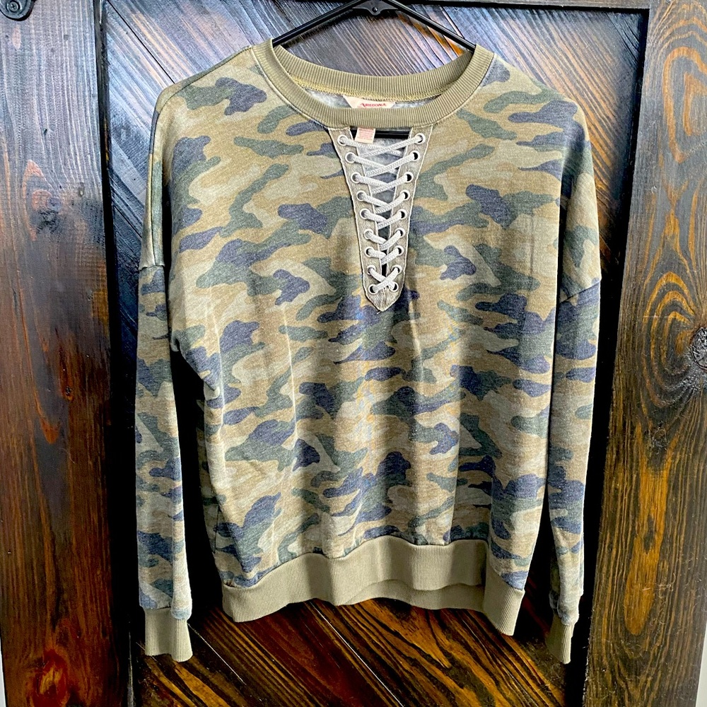 Arizona Jeans camo sweatshirt. Size S
